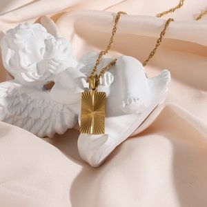 “Ellipse” vacuum plated 18k gold necklace